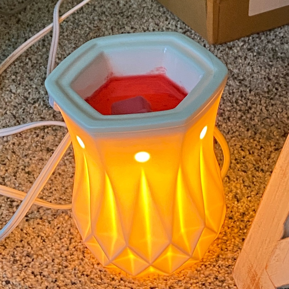 Scentsy retired full size warmer alabaster, excellent condition
